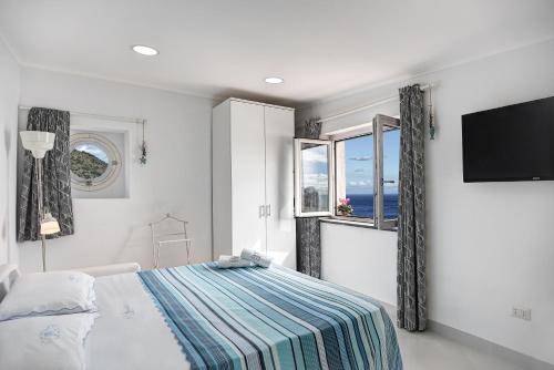 ネラノにあるSunrise Suite by Gocceのベッドルーム(ベッド1台、薄型テレビ付)