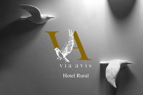 two birds are flying next to a hotel symbol at Via Avis in Santa Catalina de Somoza