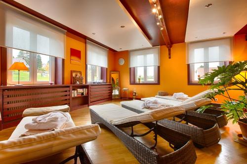 En eller flere senge i et værelse på Hotel Restaurant des Vosges