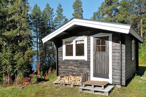 a small cabin with a bench and a door at K167 in Kåbdalis