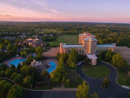 Bazén v ubytování Lansdowne Resort and Spa nebo v jeho okolí