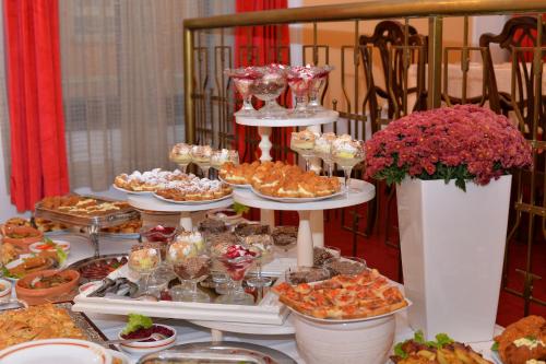 ein Buffet mit Speisen und Desserts auf dem Tisch in der Unterkunft Hotel Grand in Valjevo