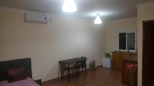 a room with a table and chairs in a room at VIP House-Praia Francesca in São Tomé