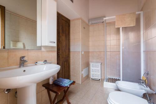 een badkamer met een wastafel en een toilet bij Casa di Giulietta in Càbras