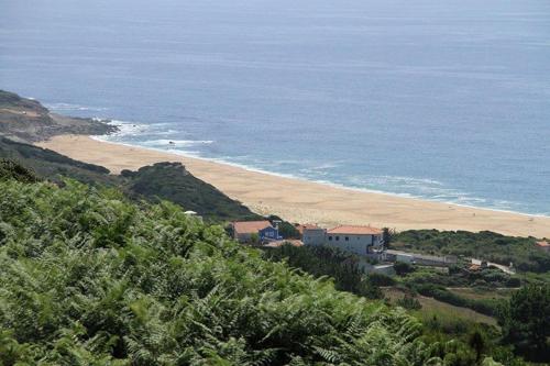 a house on a hill next to a beach at CASAL RIQUEZO T1 - Serra da Pescaria - NAZARÉ in Nazaré