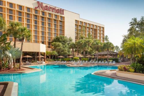 uma imagem de um hotel com uma grande piscina em Marriott Orlando Airport Lakeside em Orlando