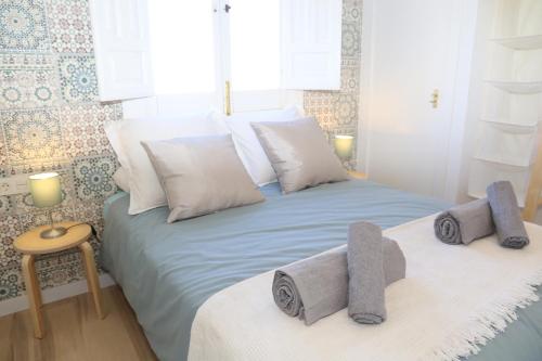 a bedroom with a bed with two towels on it at APARTAMENTO GRANADA CENTRO in Granada