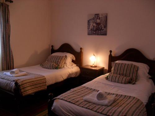 ein Schlafzimmer mit 2 Betten und einer Lampe auf einem Tisch in der Unterkunft Casa Vale Florido in Alvorge