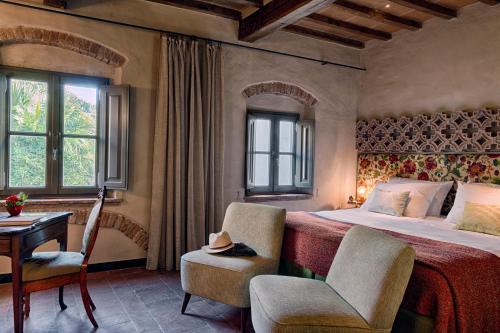 a bedroom with a bed and a desk and a chair at Ottantotto Firenze in Florence