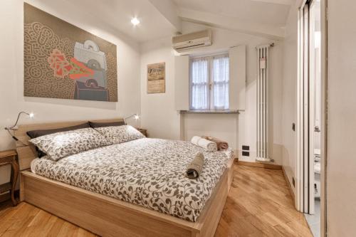 sypialnia z łóżkiem i oknem w obiekcie Acadamis - Apartment Cleopatra w Turynie