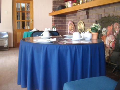 ein blauer Tisch mit einem blauen Tischtuch drauf in der Unterkunft Oaktree Lodge Guest House in Kyalami