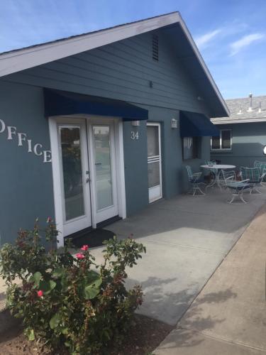 a building with a patio with a table and chairs at Little Daisy Motel in Cottonwood