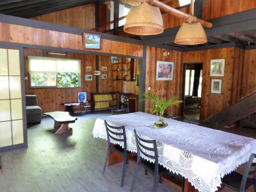 una sala da pranzo con tavolo e sedie di Comfortable Maison a Papetoai