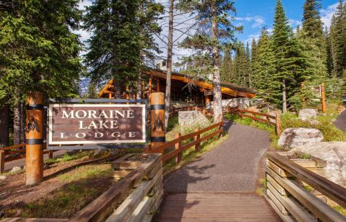 un panneau indiquant l'entrée d'un lodge au bord du lac dans l'établissement Moraine Lake Lodge, à Lake Louise