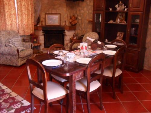 a dining room with a table and chairs at Casa Vale Florido in Alvorge