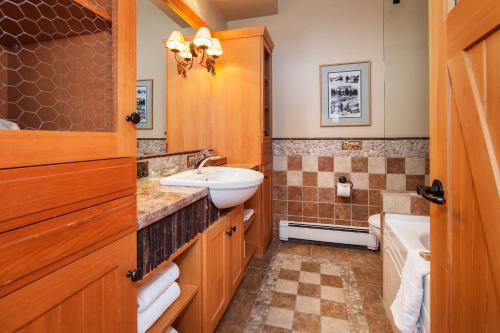 ein Badezimmer mit einem Waschbecken, einem WC und einer Badewanne in der Unterkunft Moraine Lake Lodge in Lake Louise