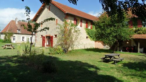 a building with a picnic table in front of it at Chambres d'Hôtes Domaine du Bourg in Gannay-sur-Loire