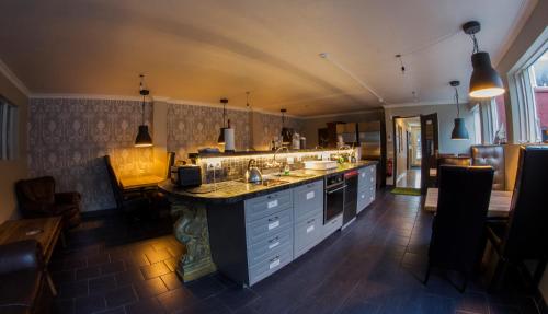 una cucina con lavandino e piano di lavoro di Selfoss Hostel a Selfoss