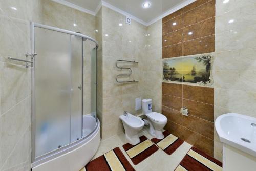 een badkamer met douche, toilet en wastafel bij Apartment Lux 177 A, ЭКСПО, Mega Silky Way in Astana
