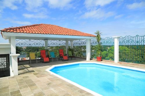 - une piscine avec des chaises et un kiosque dans l'établissement Hotel & Suites Real del Lago, à Villahermosa