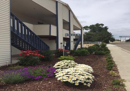 un edificio con un ramo de flores delante de él en State Street Motel, en Weiser