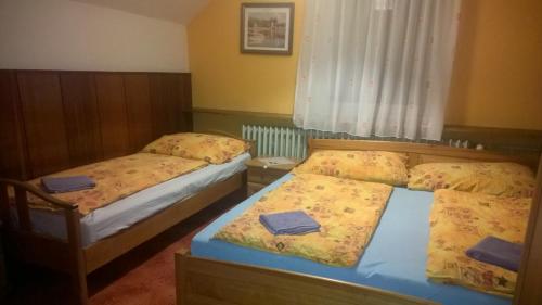 Ένα ή περισσότερα κρεβάτια σε δωμάτιο στο Penzion Lipůvka