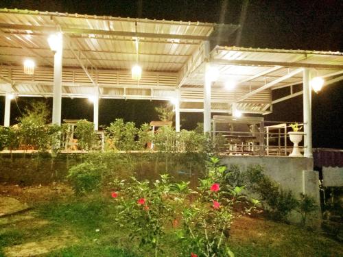 Phusam Big Resort في كو موك: مبنى به حديقة مضاءة ليلاً