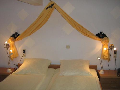 1 dormitorio con 2 camas y cortinas por encima en Gasthaus Laubacher Wald en Laubach
