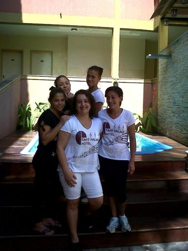 a group of women are posing for a picture at Café Palace Hotel in Três Pontas