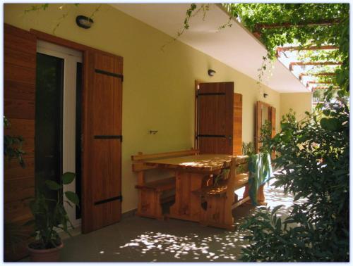 um quarto com uma mesa de madeira numa casa em Bubi Hvar Apartments 1 em Hvar
