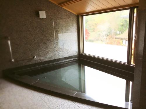 Cette chambre dispose d'un sol en verre et d'une fenêtre. dans l'établissement Sojiin, à Koyasan