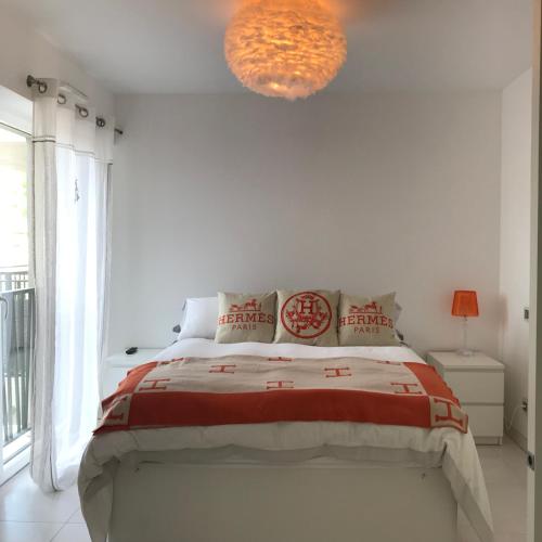 une chambre avec un lit et une grande fenêtre dans l'établissement Exclusive Resort Apartment Saint Tropez, à Saint-Tropez