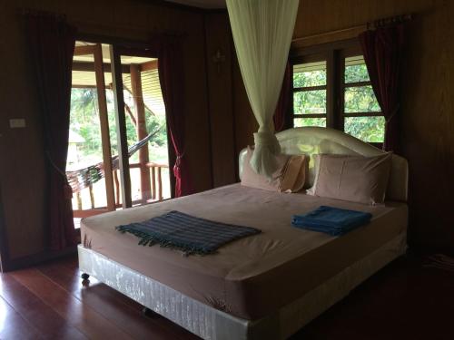 Tempat tidur dalam kamar di Namtok Bungalows