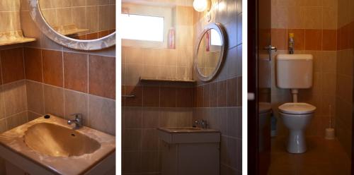 Duas fotografias de uma casa de banho com um lavatório e um WC. em Gesztenyes Vendeghaz em Bükkszék