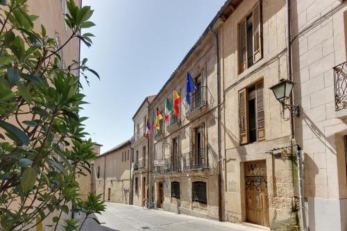 Un edificio con banderas en el costado. en Sweet Home Salamanca, en Salamanca