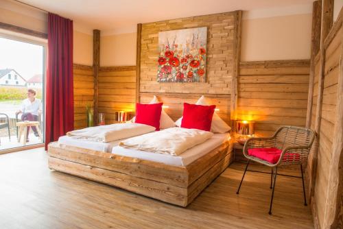 1 dormitorio con 2 camas y almohadas rojas en Hotel - Restaurant Eberlwirt, en Bruckberg