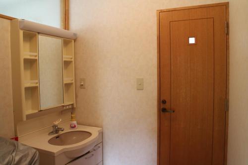A bathroom at Peanuts House Kumakuma