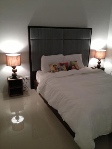 Voodi või voodid majutusasutuse Tumon Bel-Air Serviced Residence toas