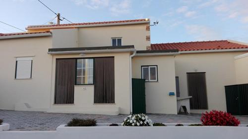 a white house with a gate in front of it at Casal Riquezo T2-1.o- Serra da Pescaria - Nazare in Nazaré