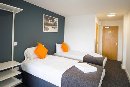 En eller flere senge i et værelse på Fox Street Apartments