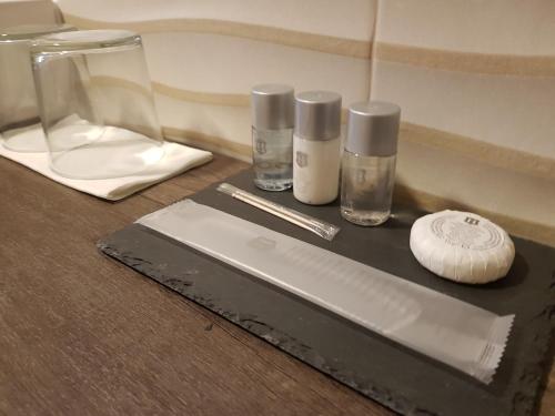 un mostrador de baño con 3 botellas y un cuchillo en Casa Murada en Tivissa