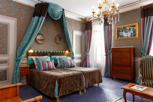 מיטה או מיטות בחדר ב-Hôtel L'Ecrin