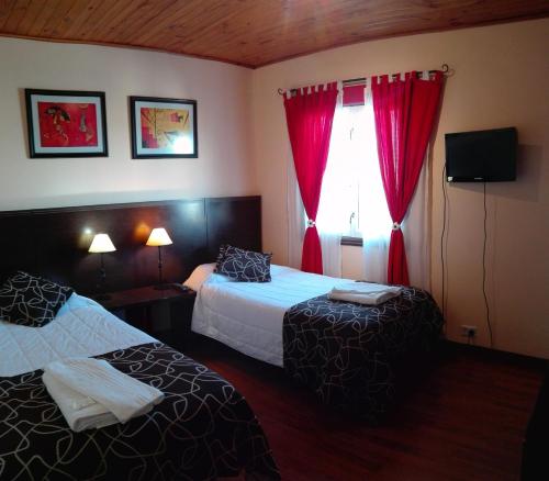 pokój hotelowy z 2 łóżkami i oknem w obiekcie Las Retamas B&B w mieście Ushuaia