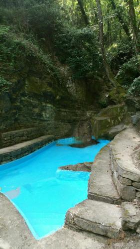PerinaldoにあるIl Rifugio Di Artemide AGRITURISMOの渓谷の青い水のプール