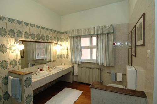 A bathroom at Palazzo Arrivabene B&B