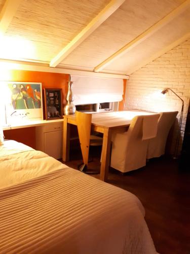 een kamer met een bureau en een bed en een kamer bij Voorhuis in Eelde-Paterswolde