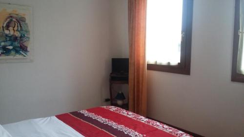ヴィチェンツァにあるalloggi Alba 1のベッドルーム1室(ベッド1台、赤と白の毛布付)
