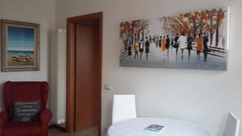 ヴィチェンツァにあるalloggi Alba 1の壁画と椅子が備わるお部屋