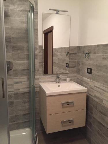 a bathroom with a sink and a shower and a mirror at La Boule de Neige in Pré-Saint-Didier