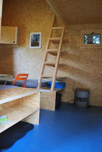 Zimmer mit 2 Etagenbetten und einer Leiter in der Unterkunft Adršpach U Meierů in Adršpach